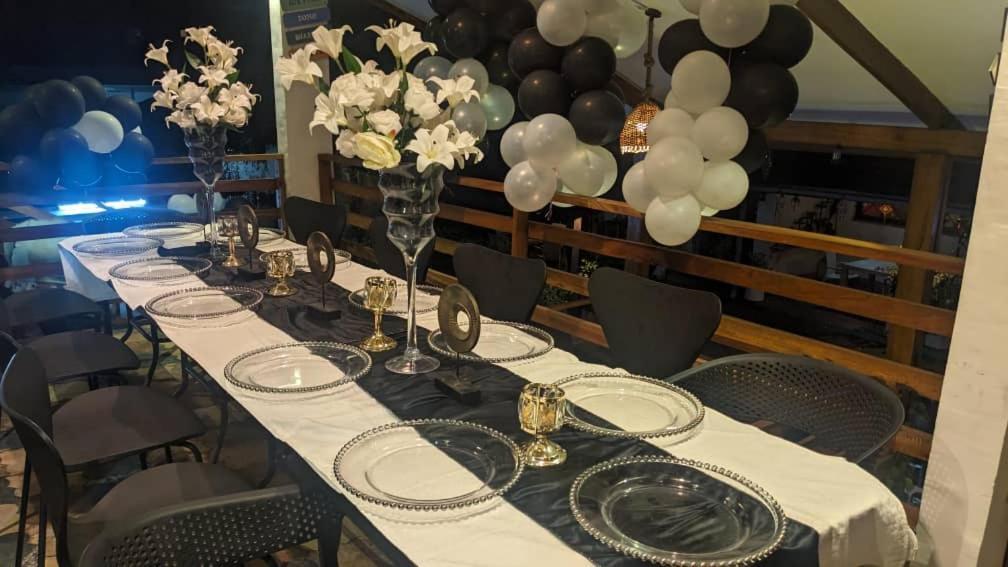 Namaste Hotel & Restaurant Лібревіль Екстер'єр фото