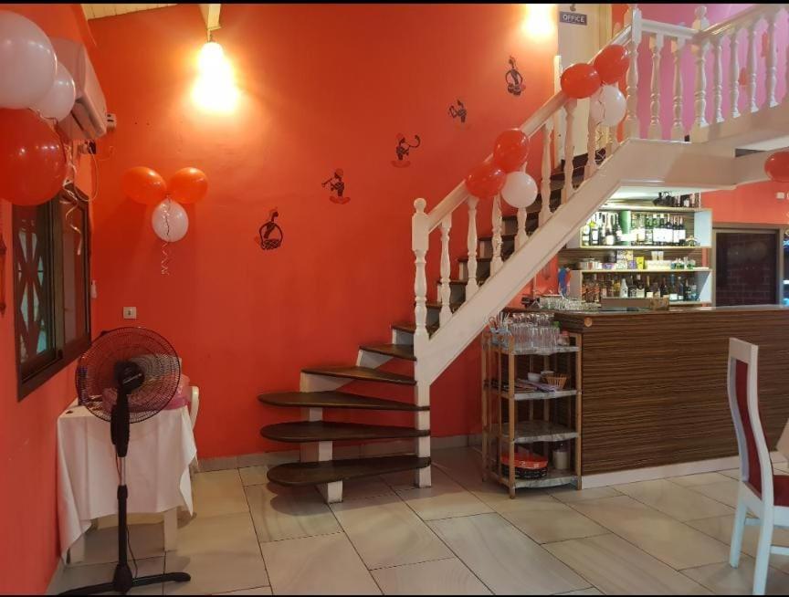 Namaste Hotel & Restaurant Лібревіль Екстер'єр фото