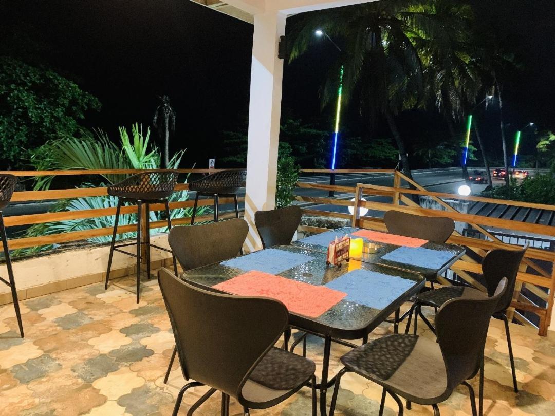 Namaste Hotel & Restaurant Лібревіль Екстер'єр фото