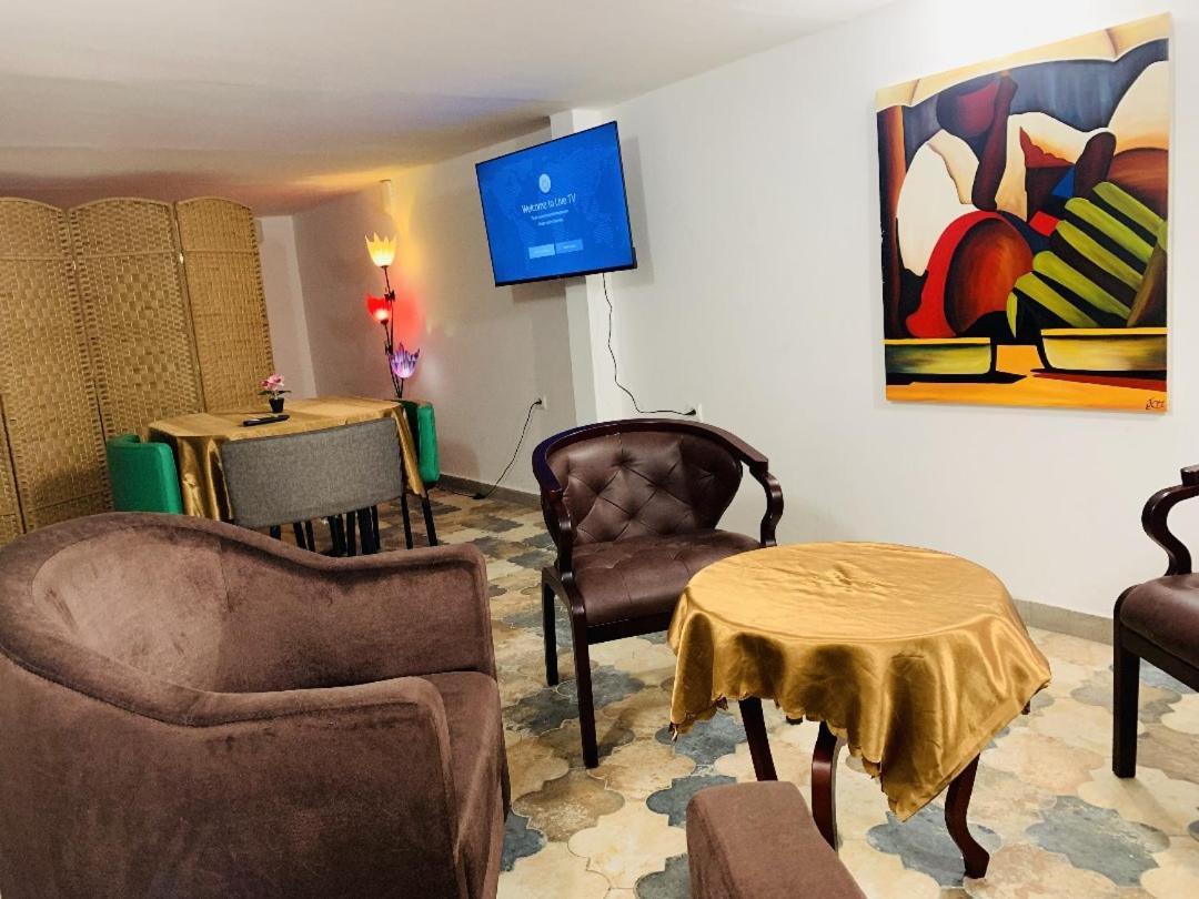 Namaste Hotel & Restaurant Лібревіль Екстер'єр фото